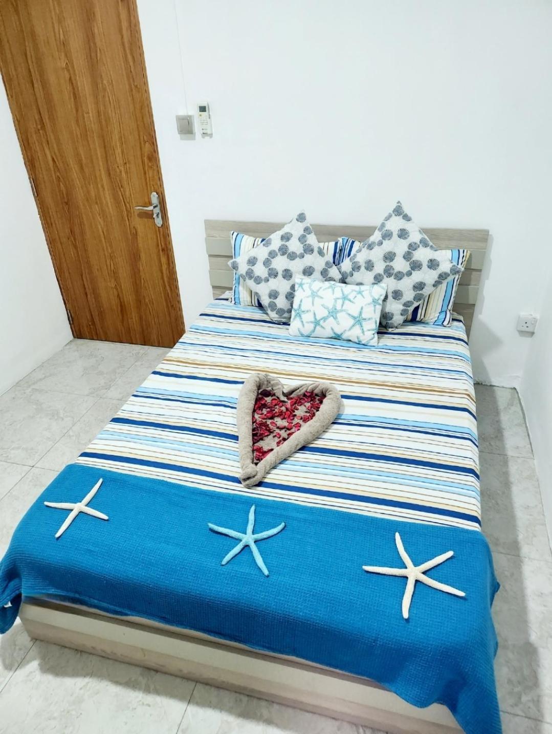 Kot Nu - Beach Themed Apartment - 3 Mins Walk From The Sea Flic-en-Flacq Exteriör bild